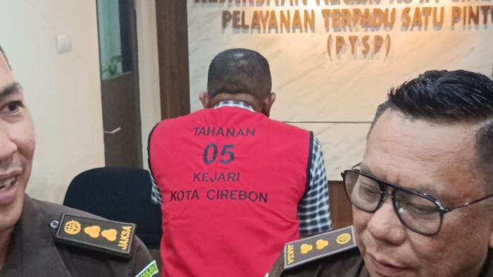PENYELEWENGAN DANA PIP - Kejaksaan Negeri (Kejari) Kota Cirebon melaksanakan konferensi pers penetapan empat orang tersangka dalam penyelewengan dana PIP SMAN 7 Cirebon