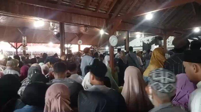 Keluarga Besar Keraton Kanoman Cirebon saat melakukan serangkaian kegiatan tradisi Grebeg Syawal di komplek Makam Sunan Gunung Jati, Kabupaten Cirebon di hari kedelapan bulan Syawal, Rabu (17/4/2024)