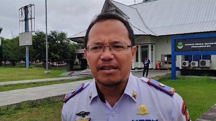 Kepala Bandara Nusawiru Cijulang Hendra Gunawan saat berada di dekat landasan Bandara Nusawiru, Cijulang, Pangandaran, Jawa Barat.