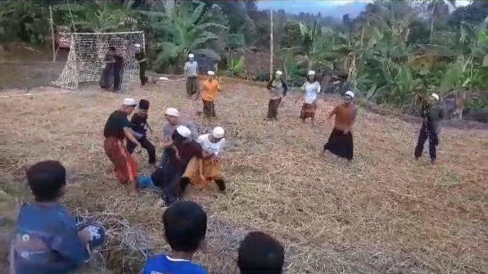 Keseruan para santri Ponpes Assa'adah di Kampung Babakansirna RT 08 RW 02 Desa Cibodas, Kecamatan Palabuhanratu, Sukabumi saat bermain sepak bola di sawah memeriahkan HUT RI