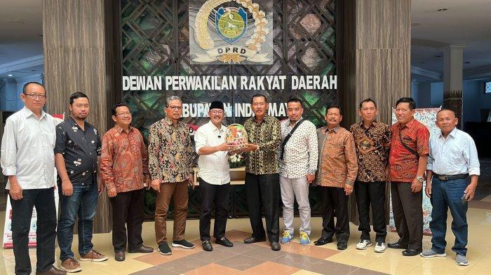 Ketua DPRD Indramayu, Syaefudin saat memberikan cenderamata oleh-oleh khas Indramayu kepada legislatif dari DPRD Madiun yang datang berkunjung, Kamis (24/8/2023)