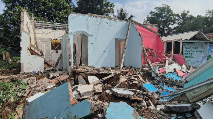 PERGERAKAN TANAH - Kondisi Kampung Cigintung dan Sukamulya, Desa Pasirmunjul Kecamatan Sukatani, Kabupaten Purwakarta, Jawa Barat, yang alami bencana pergerakan tanah, Kamis (12/6/2025)