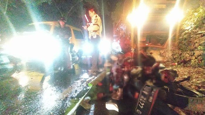 Kondisi motor yang tertabrak mobil truk di Jalan Raya Cipatat, Desa Citatah, Kecamatan Cipatat, Kabupaten Bandung Barat (KBB), Minggu (7/4/2024) dini hari.