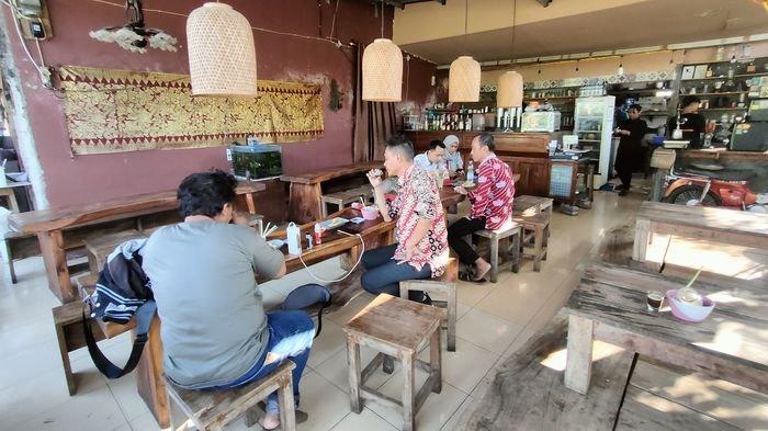 Kopi Badax yang berlokasi di Blok Badak Desa Mundakjaya, Kecamatan Cikedung, Kabupaten Indramayu, Minggu (25/6/2023).