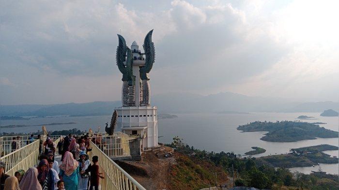Menara Kujang Sepasang yang baru diresmikan.