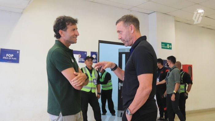 Pelatih Persib Bandung Luis Milla dan pelatih Persija Jakarta Thomas Doll berbincang serius di Stadion GBLA, Rabu (11/1/2023). Di laga ini Maung Bandung menang 1-0.