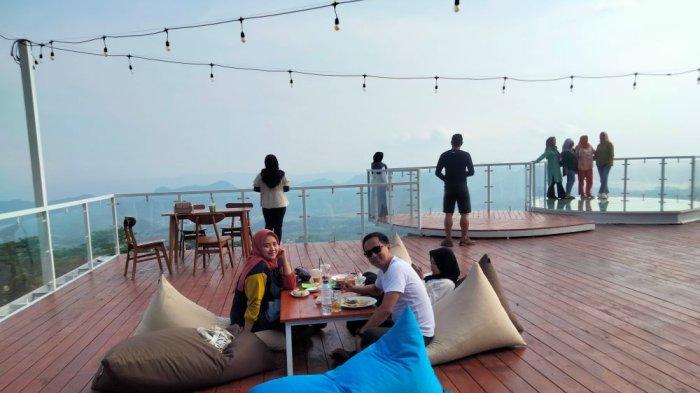 La Park Coffee dan Resto di komplek wisata Talaga Surian, Desa Puncak, Kecamatan Cigugur, Kuningan