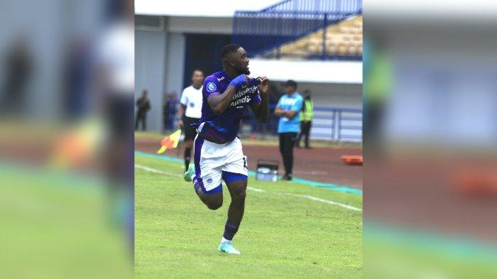 Selebrasi gelandang Persib Bandung Levy Madinda setelah mencetak gol ke gawang Barito Putera.