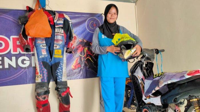 Lilis Sri Nurasiyah, siswi kelas XI Teknik Kendaraan Ringan (TKR) 3, SMK Korpri Majalengka yang mengikuti ekstrakulikuler balap motor 'Road Race'