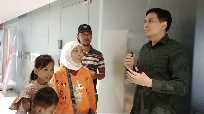 Lucky Hakim saat menjemput Masiroh TKW asal Indramayu yang sebelumnya dianggap sudah meninggal tapi ternyata masih hidup.