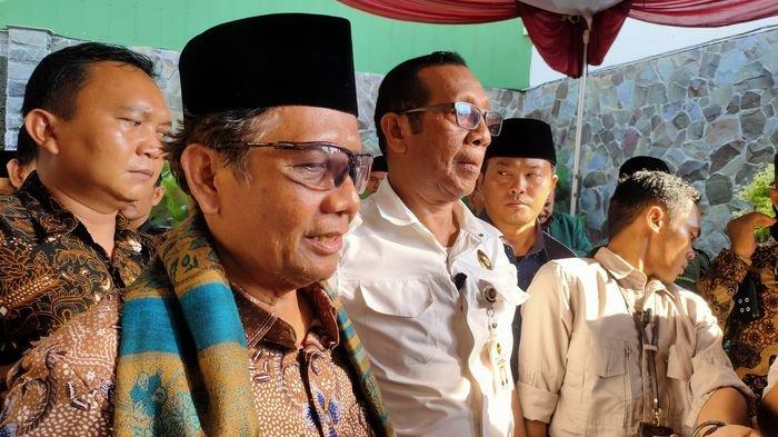Menteri Koordinator Bidang Politik, Hukum, dan Keamanan (Menkopolhukam) RI, Mahfud MD di Ponpes Kempek Cirebon, Sabtu (5/8/2023).