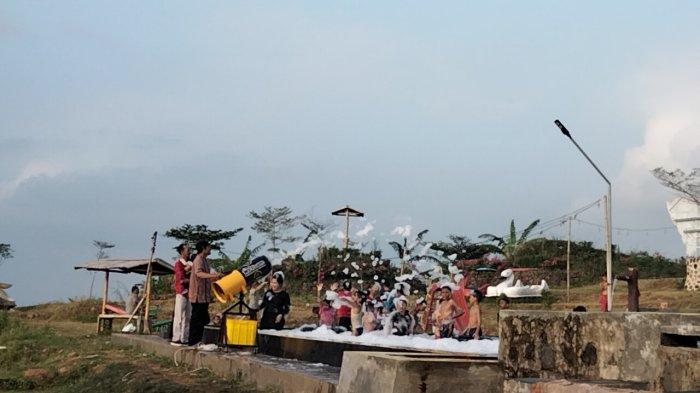 Pengunjung menikmati wahana mandi busa yang ada di Side Land. Ini merupakan wahana baru objek wisata terkenal di Kuningan.