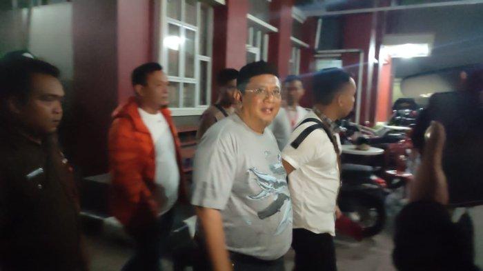 Mantan Ketua DPRD Jawa Barat (Jabar) Irfan Suryanagara tiba di Lembaga Pemasyarakatan (Lapas) Bancey, Kota Bandung, Selasa (4/7/2023) malam