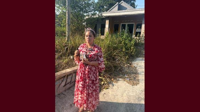 Mbak Rara sang pawang hujan sedang melakukan ritual di TKP kasus pembunuhan ibu dan anak di Jalancagak.