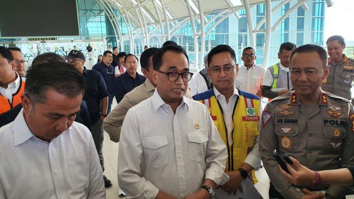 Menteri Perhubungan RI, Budi Karya Sumadi (kedua kiri), saat ditemui usai meninjau BIJB Kertajati, Kecamatan Kertajati, Kabupaten Majalengka, Sabtu (9/3/2024)