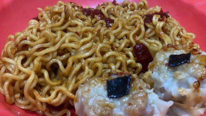 Menu Migordim dari Dimsum Licious di Kompleks Pondok Buntet Pesantren, Kecamatan Astanajapura, Kabupaten Cirebon, Senin (10/7/2023)