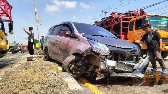 Kondisi minibus yang ringsek usai mengalami kecelakaan tunggal di Jalur Pantura Indramayu Desa Langut, Kecamatan Lohbener, Selasa (26/3/2023).