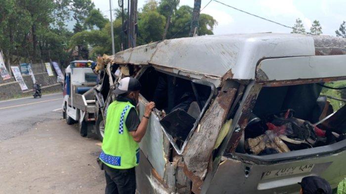 Mobil Elf yang mengalami kecelakaan lalu lintas di Kampung Mislar, Desa Ciloto, Kecamatan Cipanas, Kabupaten Cianjur, Selasa (24/10/2023)