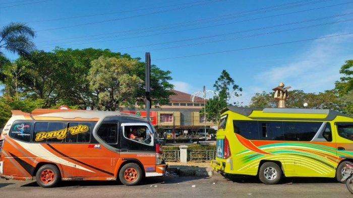 Mobil elf yang mangkal di Terminal Harjamukti Cirebon