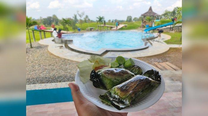 Nasi Bakar khas Desa Teja, Kecamatan Rajagaluh, Kabupaten Majalengka di objek wisata Sawah Bengkok.