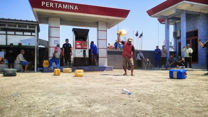 Nelayan marah dan banting jeriken kosong di SPBUN KPL Mina Sumitra Karangsong Indramayu, Rabu (18/10/2023).