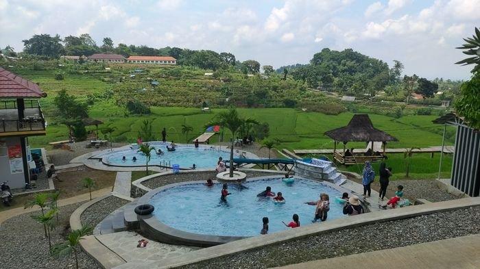 Suasana di destinasi wisata baru di Majalengka, yakni Objek Wisata Air Sawah Bengkok di Desa Teja, Kecamatan Rajagaluh, Kabupaten Majalengka, Sabtu (21/1/2023).