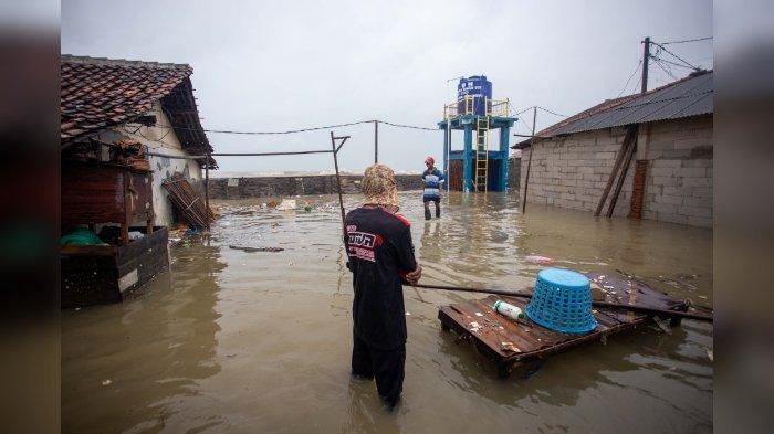 OMBAK BESAR DI ERETAN - Kondisi Desa Eretan Kulon, Kecamatan Kandanghaur, Indramayu yang diterjang ombak besar, Rabu (29/1/2025). Ombak besar juga membuat dua tanggul laut jebol. Sejumlah rumah warga terendam.