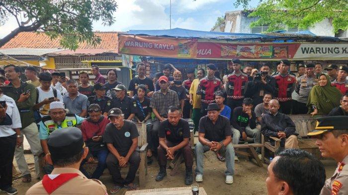 PENERTIBAN OKNUM PREMAN - Polisi saat melakukan oknum diduga preman di Jatibarang, Indramayu