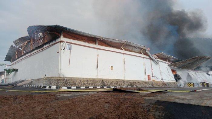 Pabrik milik PT Kewalram II yang berlokasi di Desa Cikahuripan, Kecamatan Cimanggung, Kabupaten Sumedang, terbakar, Kamis (5/9/2024)