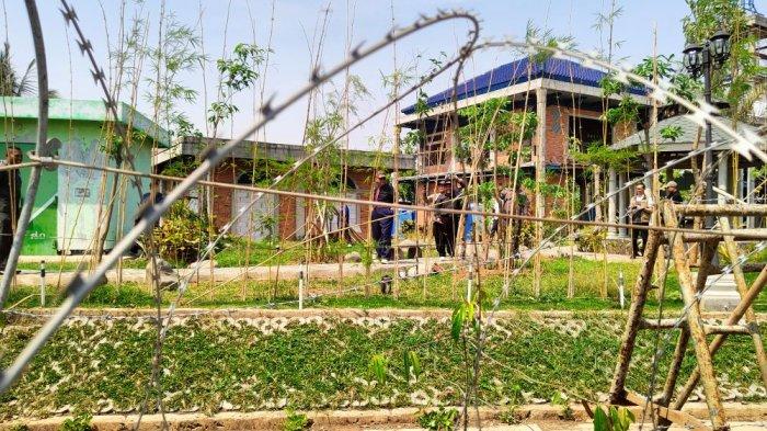 Pagar berduri yang mengeliling Ponpes Al Zaytun Indramayu, Sabtu (29/7/2023)