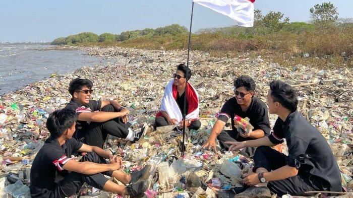 Lima penggawa Pandawa Group saat berfoto di tumpukan sampah di Pantai Kesenden, Kota Cirebon.