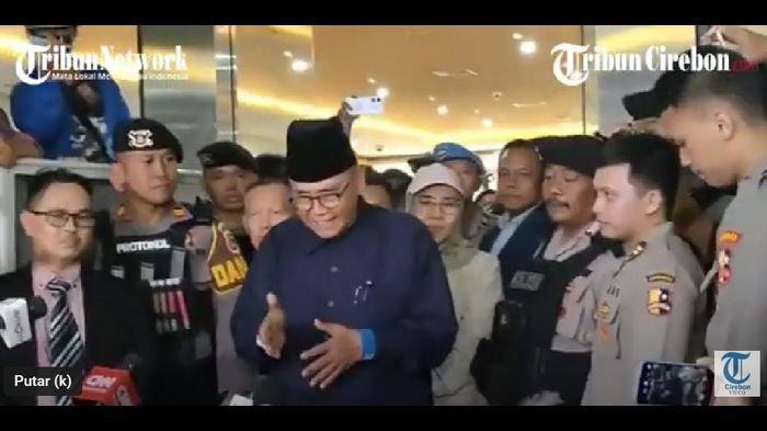Usai diperiksa Bareskrim, Panji Gumilang tetap mengawali pernyataannya dengan mengucapkan Assalamualaikum dan Shalom Alaehem, serta terlihat tenang dan masih bisa tersenyum, Senin (3/7/2023).