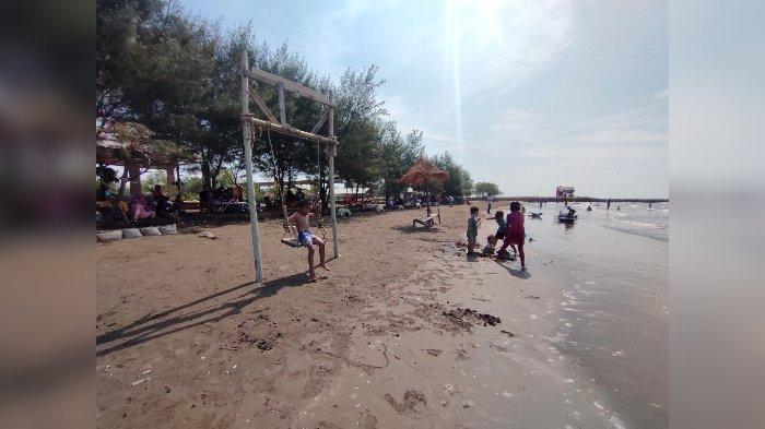 Wisatawan saat berlibur di Pantai Cemara Indah di Desa/Kecamatan Balongan, Kabupaten Indramayu, Minggu (4/6/2023).