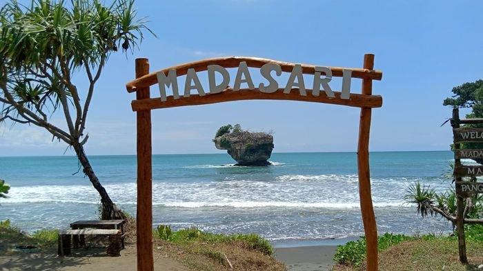 Suasana di Pantai Madasari, Cimerak, Kabupaten Pangandaran