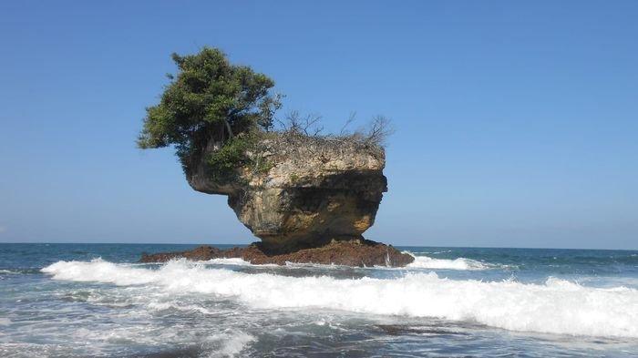 Suasana di Pantai Madasari, Cimerak, Kabupaten Pangandaran