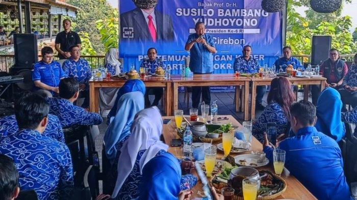 Presiden keenam RI sekaligus Ketua Majelis Tinggi Partai Demokrat, Susilo Bambang Yudhoyono, saat menyampaikan pengarahan kepada bacaleg dan kader Partai Demokrat dari Cirebon di RM Klapa Manis, Kecamatan Beber, Kabupaten Cirebon, Rabu (5/7/2023)