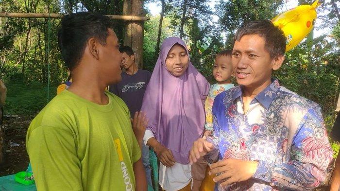 Pegi Setiawan saat menyapa warga yang masih berdatangan ke rumahnya di Desa Kepongpongan, Kecamatan Talun, Kabupaten Cirebon untuk mengucapkan selamat atas kebebasannya dari kasus Vina Cirebon