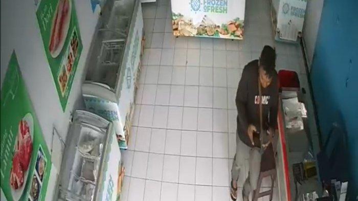 Pelaku pencuri HP di toko daging beku di Jalan Kolonel RE Jaelani tertangkap kamera CCTV
