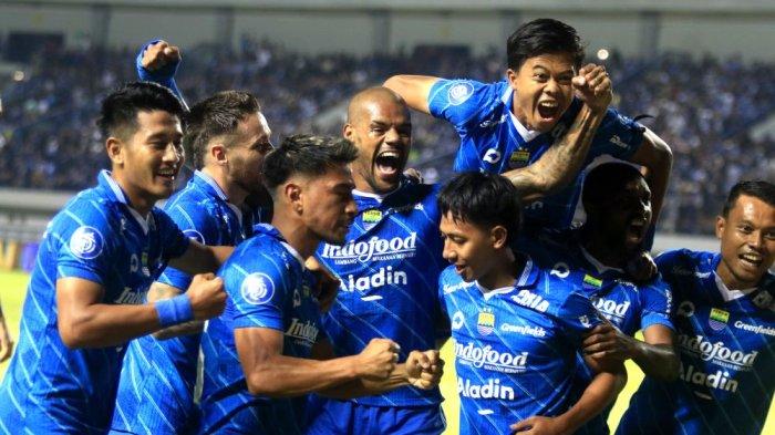 Pemain Persib Bandung, David da Silva meluapkan ekspresinya setelah mencetak gol ke gawang Persita Tangerang pada pertandingan Liga 1 2023/2024 di Stadion Gelora Bandung Lautan Api, Minggu (1/10).