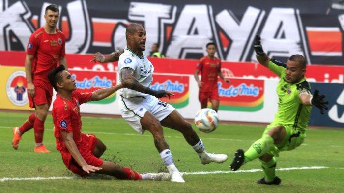 Pemain Persib Bandung David da Silva mengecoh penjaga gawang Persija Jakarta Andritany Ardhiyasa yang membuahkan gol saat pertandingan Liga 1 2023/2024 di Stadion Patriot, Bekasi, Sabtu (2/9)