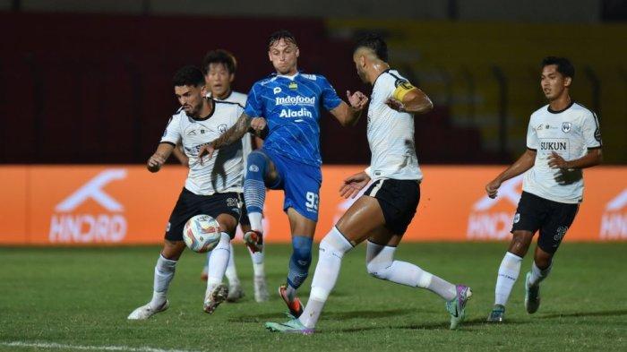 Pemain Persib Bandung Stefano Beltrame (tengah) berebut bola dengan pemain RANS Nusantara FC saat pertandingan Liga 1 di Stadion Sultan Agung, Bantul, Minggu (3/3). Persib Bandung menang telak dengan skor (4-0).