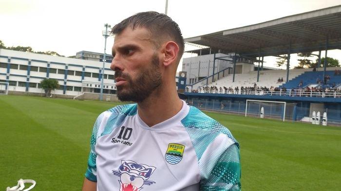Pemain asing Persib Bandung Tyronne del Pino Ramos usai latihan.
