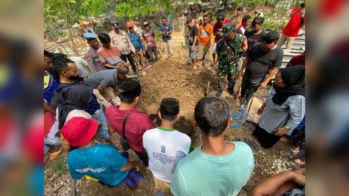 Pemakaman bocah kelas 3 SD yang meninggal dunia saat sekolah di Desa Amis, Kecamatan Cikedung, Kabupaten Indramayu, Jumat (2/8/2024).