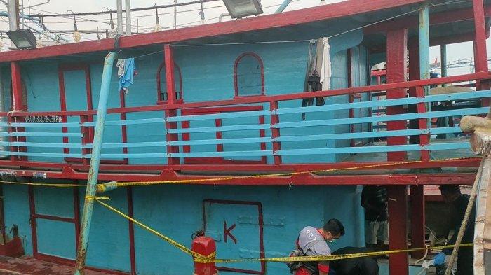 Penampakan kapal yang ditemukannya tiga Anak Buah Kapal (ABK) tak sadarkan diri di dalam palka sebuah kapal ketika kapal tersebut berlabuh di Pelabuhan Kejawanan Cirebon pada Selasa (23/4/2024) siang.