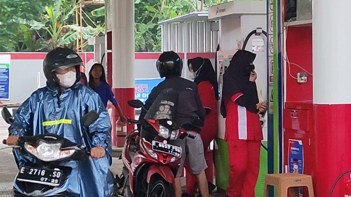 Pengendara saat antre mengisi BBM di SPBU Karangturi Indramayu, Kamis (1/9/2022)