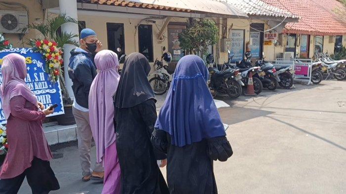 PERAWAT LECEHKAN PASIEN - Seorang ibu berinisial NH (38) berada di Polres Cirebon Kota, Sabtu (10/5/2025) untuk memenuhi panggilan penyidik atas dugaan pelecehan seksual terhadap anak perempuannya oleh seorang perawat di Rumah Sakit di kawasan Klayan, Kecamatan Gunung Jati, Kabupaten Cirebon.