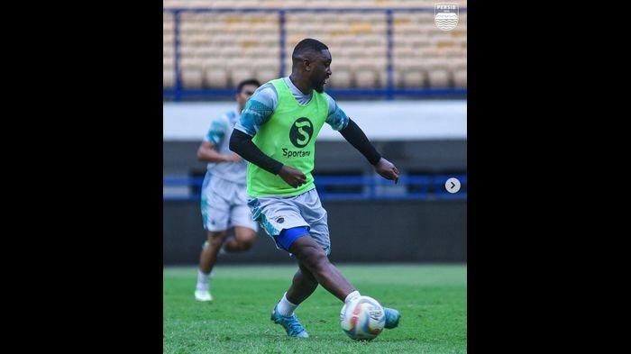 Persib Bandung, Levy Clement Madinda sudah menjalani latihan perdana bersama tim Maung Bandung pada hari ini, Senin, 31 Juli 2023.