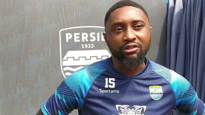 Gelandang serang Persib Bandung, Levy Clement Madinda jelaskan tekait kesiapannya untuk menghadapi Rans Nusantara FC akhir pekan nanti, saat ditemui di Stadion GBLA Kota Bandung, Rabu (23/8/2023).