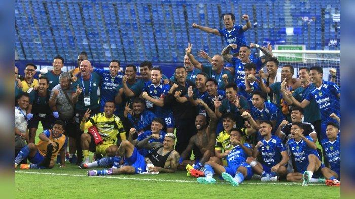 Para pemain, pelatih, dan ofisial Persib Bandung berfoto bersama setelah mengalahkan Persija Jakarta.