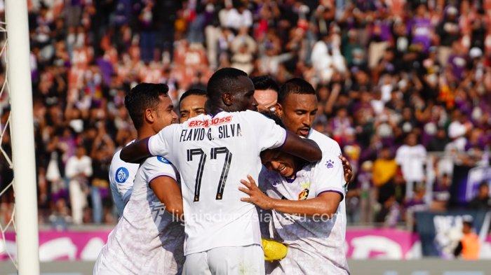 Pemain Persik Kediri merayakan gol ke gawang Arema FC. Mereka menang 5-2, Sabtu (15/7/2023).